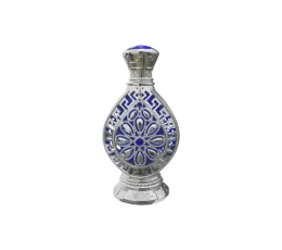 Silver Oud Attar begins with a fresh, slightly smoky aroma that sets the tone for an intriguing journey. The heart of the fragrance is warmth of agarwood.